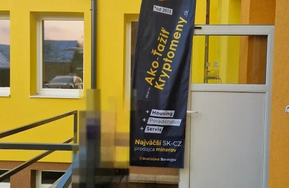 Vlajka pred vstupom do kancelárie Ako ťažiť kryptomeny